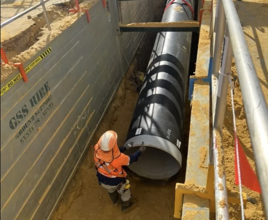 Shoring box support on an excavation site